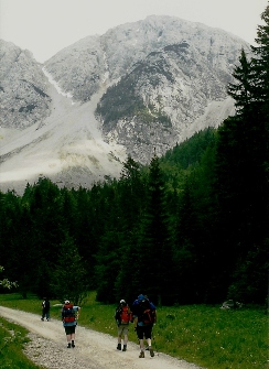 Foto: Wolfgang Dröthandl / Wandertour / Vom Bodental auf den Hochstuhl / Abstieg von der Klagenfurter Hütte zur Stouhütte, Johannsenruhe, Blick zum Hochstuhl - Kamm / 16.05.2011 16:46:59