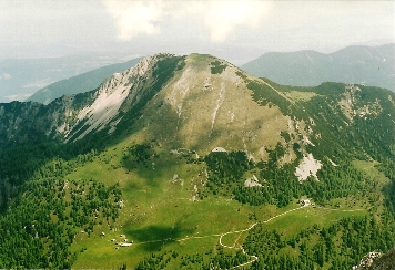 Foto: Wolfgang Dröthandl / Wandertour / Vom Bodental auf den Hochstuhl / Blick vom Hochstuhl auf Kosiak (Geißberg) und Klagenfurter Hütte (rechts unten) / 16.05.2011 16:57:07