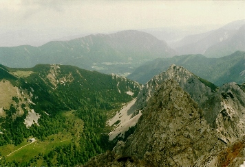 Foto: Wolfgang Dröthandl / Wandertour / Vom Bodental auf den Hochstuhl / Blick vom Gipfel auf Klagenfurter Hütte (links unten), Bodental, Bielschitza / 16.05.2011 16:58:05