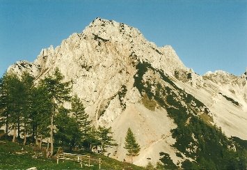 Foto: Wolfgang Dröthandl / Wandertour / Vom Bodental auf den Hochstuhl / abendlicher Blick von der Klagenfurter Hütte zur Bielschitza, der Anstiegsweg dorthin und zum Hochstuhl zieht rechts hinauf in den Sattel (Staatsgrenze) / 16.05.2011 16:49:18