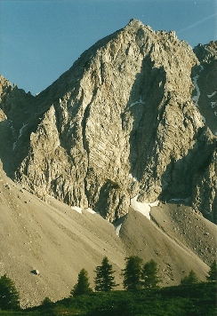 Foto: Wolfgang Dröthandl / Wandertour / Vom Bodental auf den Hochstuhl / abendlicher Blick von der Klagenfurter Hütte auf die Klagenfurter Spitze visavis / 16.05.2011 16:50:05