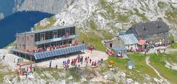 Foto: Wolfgang Dröthandl / Wandertour / Hochschwabrunde übers G´hackte / Das neue Schiestlhaus - höchstes Passivhaus der Alpen; bei der Eröffnung (September 2005) standen noch beide Hütten nebeneinander! Quelle: www.bergnews.com / 16.05.2011 15:12:45