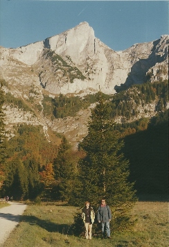 Foto: Wolfgang Dröthandl / Wandertour / Hochschwabrunde übers G´hackte / Abgang beim Bodenbauer frühmorgens, gegen Zinken; Anstieg ins Trawiestal rechts im Wald (Schattengrenze); alle Fotos vom 17.10.1999 / 16.05.2011 15:28:56