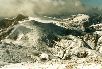 Foto: Wolfgang Dröthandl / Wandertour / Hochschwabrunde übers G´hackte / Blick vom Gipfel nach Westen auf die Hochfläche: links Fleischerbiwak, der Weg zieht sich rechts in den markanten Rauchtalsattel / 16.05.2011 15:17:23