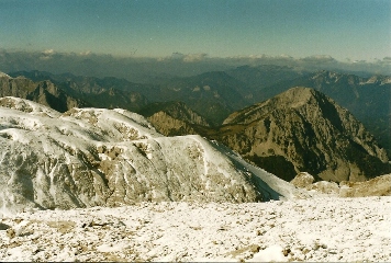 Foto: Wolfgang Dröthandl / Wandertour / Hochschwabrunde übers G´hackte / Blick vom Gipfel nach NW auf die markante Riegerin (rechts), dahinter Hochkar / 16.05.2011 15:16:00