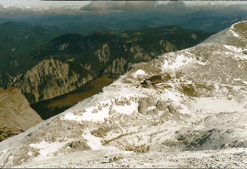 Foto: Wolfgang Dröthandl / Wandertour / Hochschwabrunde übers G´hackte / Blick vom Hochschwabgipfel auf das alte Schiestlhaus (1999), dahinter Zeller Staritzen; im linken Bildmittelgrund die Edelbodenalm / 16.05.2011 15:11:42
