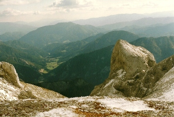 Foto: Wolfgang Dröthandl / Wandertour / Hochschwabrunde übers G´hackte / Blick vom Hochplateau hinab nach Buchberg, rechts Beilstein / 16.05.2011 15:09:02