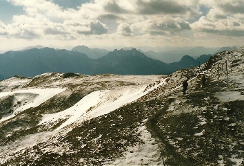 Foto: Wolfgang Dröthandl / Wandertour / Hochschwabrunde übers G´hackte / Hundsböden / Hochplateau: Blick nach SW auf Trenchtling, Eisenerzer Reichenstein, Griesmauer; Neuwaldeggsattel und Frauenmauer ('Gupf') / 16.05.2011 15:08:14