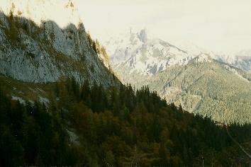 Foto: Wolfgang Dröthandl / Wandertour / Hochschwabrunde übers G´hackte / Abstieg von der Häuslalm, blick ins abendliche Trawiestal (Festlbeilstein) / 16.05.2011 15:01:51