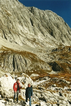 Foto: Wolfgang Dröthandl / Wandertour / Hochschwabrunde übers G´hackte / Beim G'hacktbrunn - Blick in die imposanten Hochschwab - Südwände / 16.05.2011 15:25:10