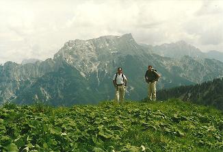 Foto: Wolfgang Dröthandl / Wandertour / Großes Maiereck - Rundwanderung / Abstieg Kälberleiten mit Prachtblick auf Gr. Buchstein und Ödstein (rechts) / 06.04.2011 16:14:38