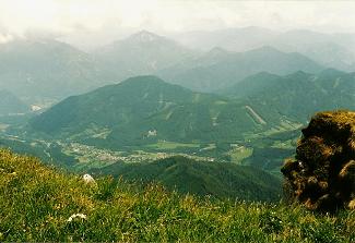 Foto: Wolfgang Dröthandl / Wandertour / Großes Maiereck - Rundwanderung / Tiefblick nach St. Gallen mit Ruine Gallenstein / 06.04.2011 16:18:31