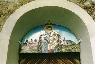Foto: Wolfgang Dröthandl / Wandertour / Fußwallfahrt nach Maria Schnee / Emailbild über dem Eingangsportal (außen) - links S. Maria Maggiore in Rom (auch S. Maria ad Nives - Schneewunder im August! - genannt), rechts Maria Schnee / 28.03.2011 16:50:40