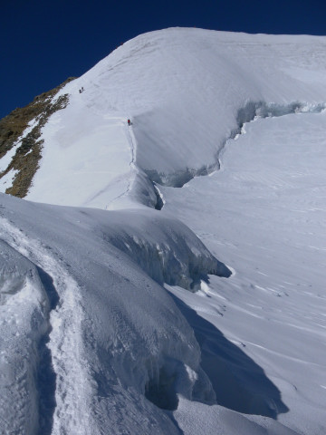 Foto: Wolfgang Lauschensky / Wandertour / Piz Palü - Eisriese in der Berninagruppe (3905 m) / Randspalte und Anstieg zum Ostgipfel / 04.11.2013 20:20:03