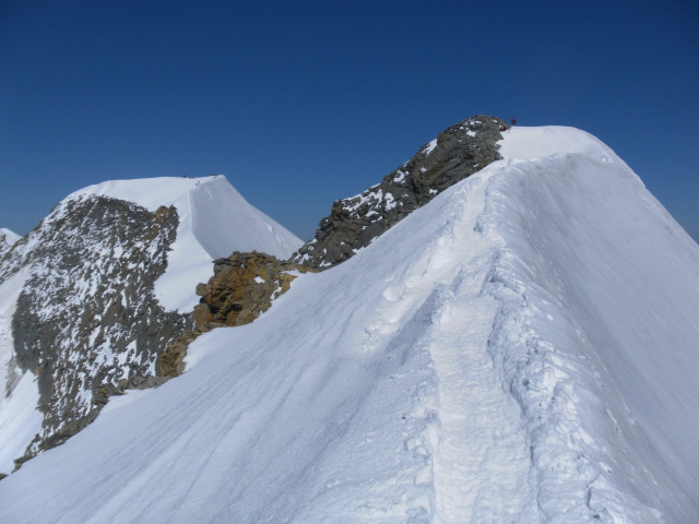 Foto: Wolfgang Lauschensky / Wandertour / Piz Palü - Eisriese in der Berninagruppe (3905 m) / Vor dem Ostgipfel mit Blick zum Hauptgipfel / 04.11.2013 20:19:46