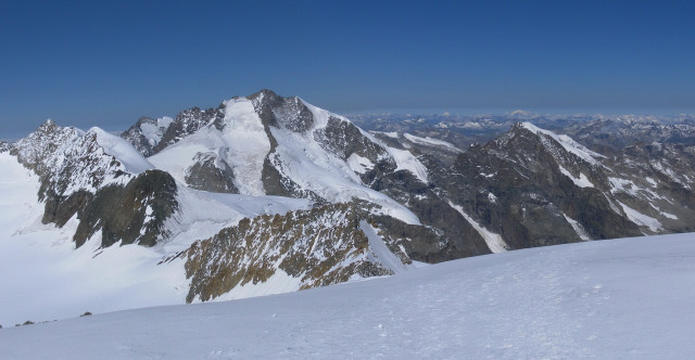 Foto: Wolfgang Lauschensky / Wandertour / Piz Palü - Eisriese in der Berninagruppe (3905 m) / Biz Bernina vom Hauptgipfel / 04.11.2013 20:19:07