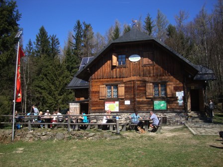 Foto: Wolfgang Dröthandl / Wandertour / Gföhlberg - zweithöchster Gipfel des Wienerwaldes / Gföhlberghütte des TVN (errichtet bis 2003) / 03.04.2017 09:23:17