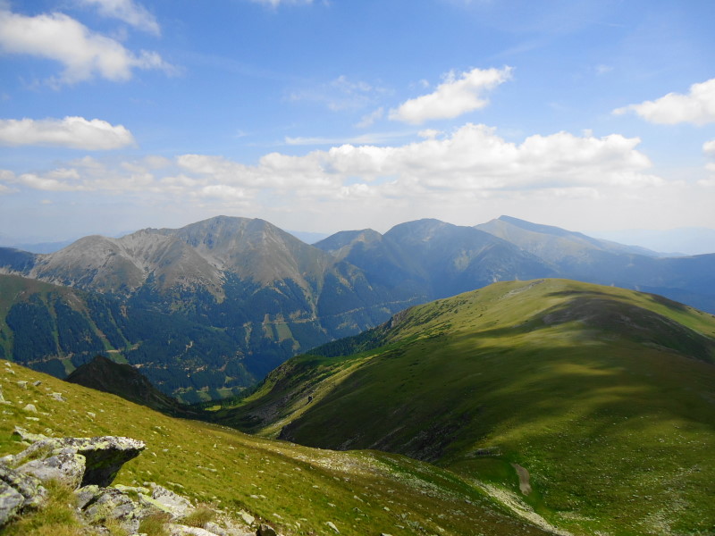 Foto: Günter Siegl / Wandertour / Großer Ringkogel und Pletzen (2345 m) / Gegenüber Hochreichhart (links), Seckauer Zinken (rechts) / 27.08.2015 07:53:46