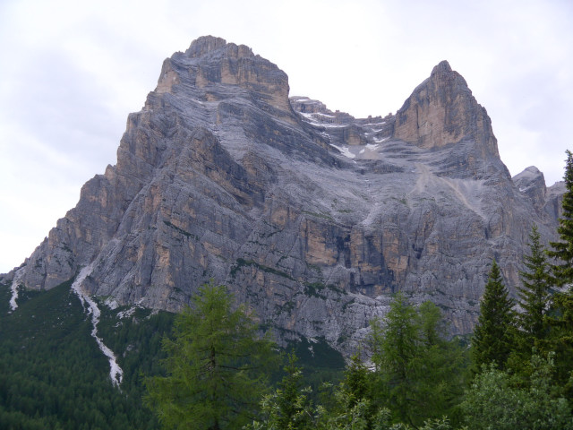 Foto: Wolfgang Lauschensky / Wandertour / Monte Pelmo / Südseite des Monte Pelmo: Anstieg von rechts über das waagrechte Ballband und das breite Kar zum Hauptgipfel im Hintergrund / 01.07.2011 20:59:20