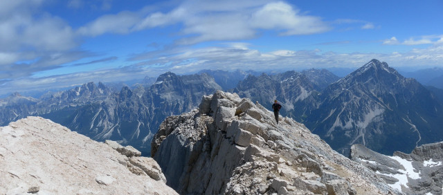 Foto: Wolfgang Lauschensky / Wandertour / Monte Pelmo / am flachen Gipfelgrat, rechts dahinter der Antelao / 01.07.2011 20:56:21