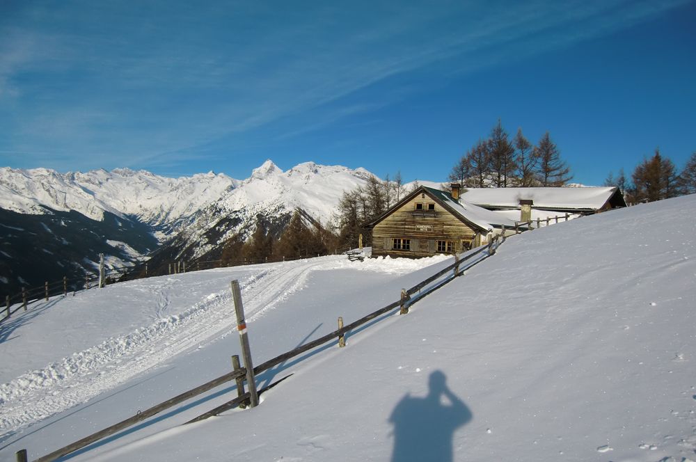 Foto: Thomas Paschinger / Skitour / Von Dax auf die Amthorspitze (2748m) / die Hühnerspielhütte (1868m), links das Pflerschtal / 12.02.2010 15:25:39