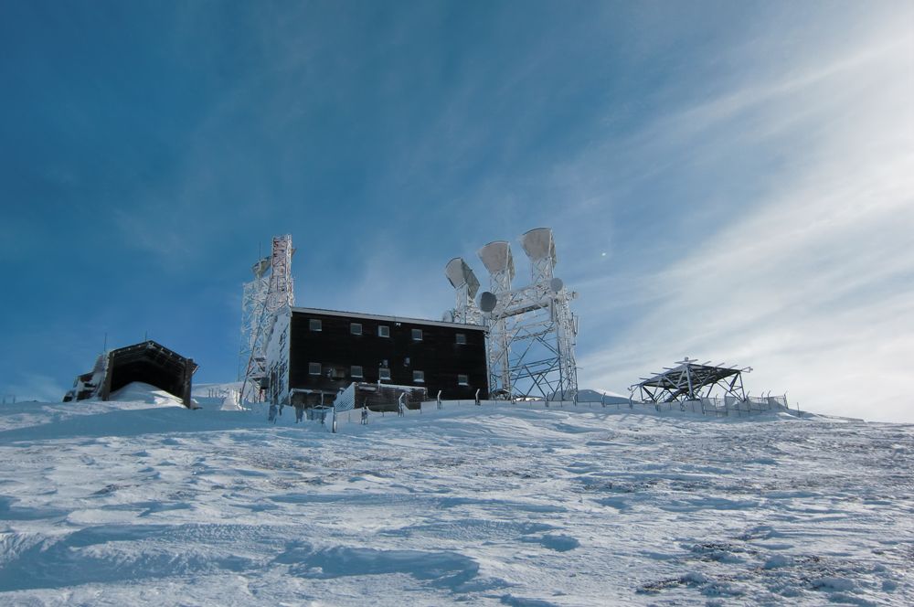 Foto: Thomas Paschinger / Skitour / Von Dax auf die Amthorspitze (2748m) / die verlassene Basis von NATO und ital. Militär kurz vorm Gipfel / 12.02.2010 15:24:04