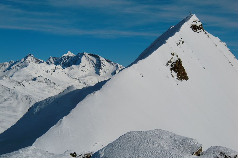 Foto: Thomas Paschinger / Skitour / Von Dax auf die Amthorspitze (2748m) / Ostgrat der Rollspitze (2850m); im Hintergrund Olperer, Schrammacher , davor die Hohe Wand / 12.02.2010 15:14:32