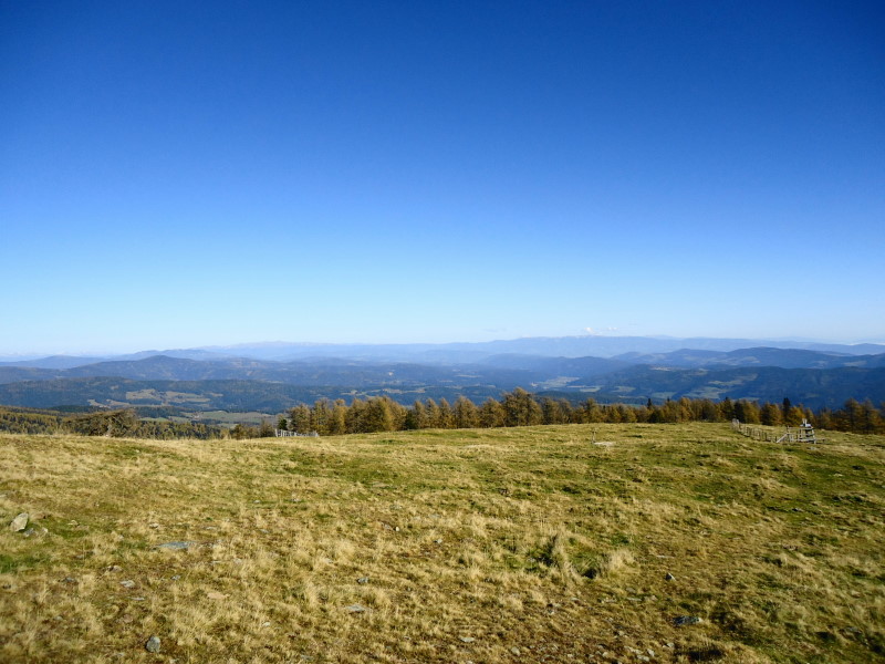 Foto: Günter Siegl / Wandertour / Kruckenspitze, 1886 m / Im Hintergrund Seetaler Alpen und Saualpe / 06.11.2014 19:36:10