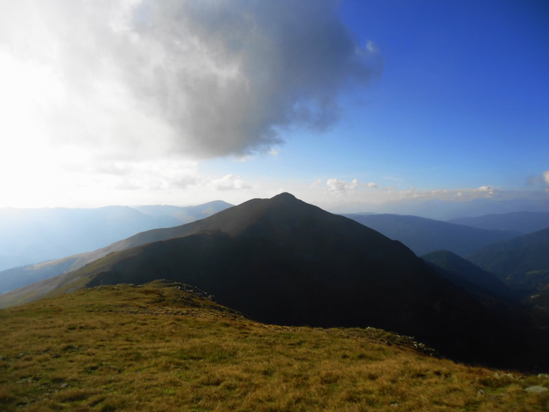 Foto: Günter Siegl / Wandertour / Zum Dach der Nockberge / Rückblick Eisenhut / 22.09.2016 21:06:27