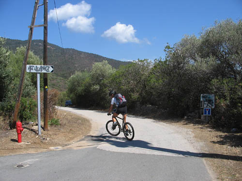 Foto: Lenswork.at / Ch. Streili / Mountainbiketour / Von Cupabia über den Bocca di Gradello nach Coti-Chiavari / nach der Überquerung der Bundesstrasse in die Sackgasse einbiegen / 19.10.2007 18:41:28