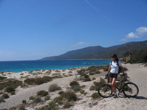 Foto: Lenswork.at / Ch. Streili / Mountainbiketour / Von Cupabia über den Bocca di Gradello nach Coti-Chiavari / am Strand von Cupabia / 19.10.2007 18:40:04