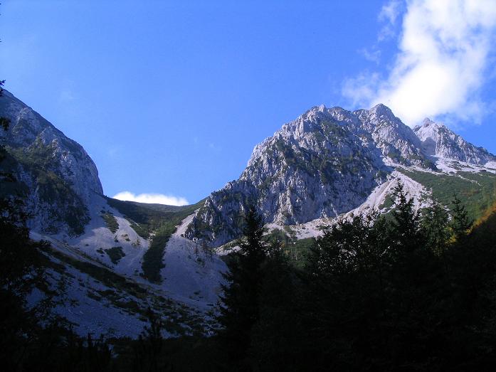 Foto: Andreas Koller / Klettersteigtour / Hochturm - Nordflankensteig (2088 m) / Blick zum Hainsch Sattel und auf den Loibler Baba (1969 m) / 18.09.2007 01:28:14