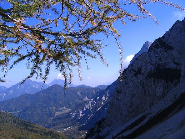 Foto: Andreas Koller / Klettersteigtour / Hochturm - Nordflankensteig (2088 m) / Blick vom Anstieg zum Hainsch Sattel auf Hochobir (2139 m) und Koschuta (2134 m) / 18.09.2007 01:26:15
