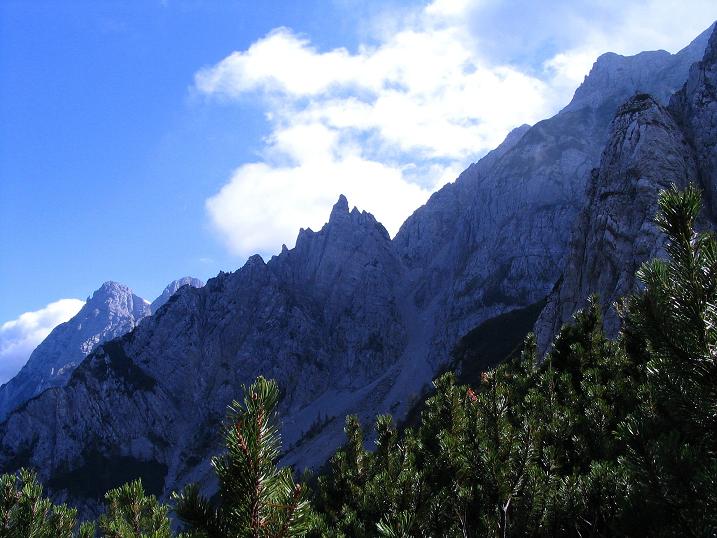 Foto: Andreas Koller / Klettersteigtour / Hochturm - Nordflankensteig (2088 m) / Der Blick auf den östlichen Koschuta-Stock / 18.09.2007 01:25:40