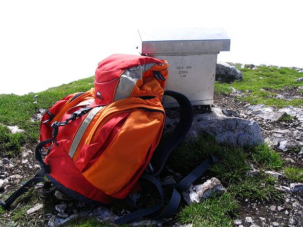 Foto: Andreas Koller / Klettersteigtour / Hochturm - Nordflankensteig (2088 m) / Die Schachtel des Gipfelbuches / 18.09.2007 01:16:56