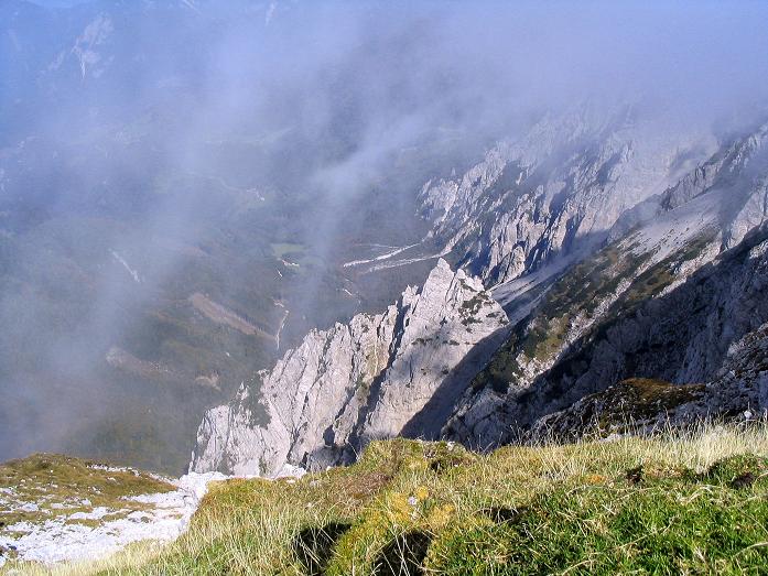 Foto: Andreas Koller / Klettersteigtour / Hochturm - Nordflankensteig (2088 m) / Tiefblick in den Hainsch Graben / 18.09.2007 01:14:15