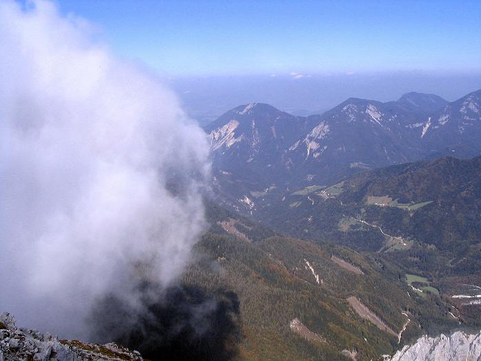 Foto: Andreas Koller / Klettersteigtour / Hochturm - Nordflankensteig (2088 m) / Blick vom Gipfel nach N ins Klagenfurter Becken / 18.09.2007 01:13:50