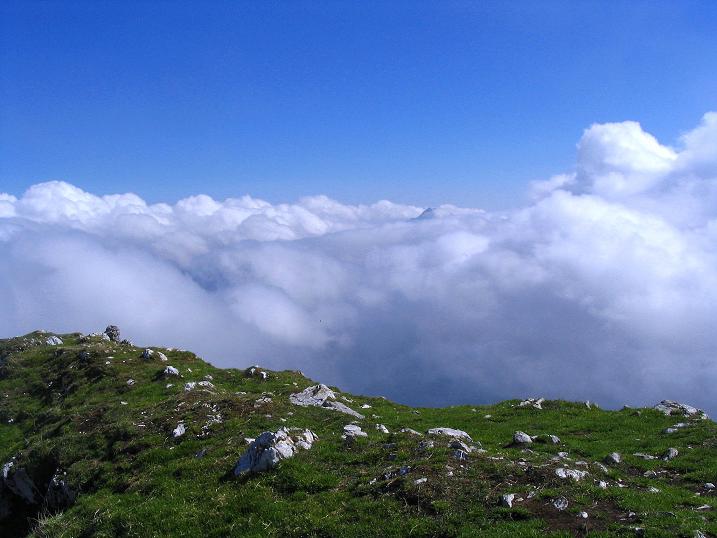 Foto: Andreas Koller / Klettersteigtour / Hochturm - Nordflankensteig (2088 m) / Blick vom Gipfel nach SO (aus dem Nebelmeer taucht die Spitze des Grintovec, 2558 m, auf) / 18.09.2007 01:12:05