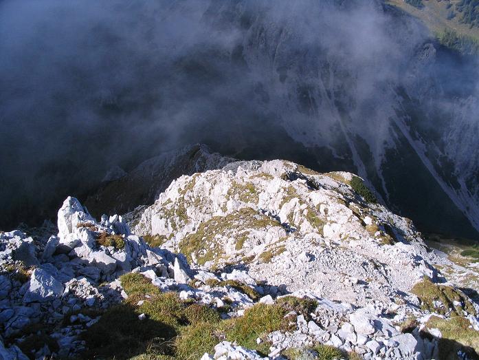 Foto: Andreas Koller / Klettersteigtour / Hochturm - Nordflankensteig (2088 m) / Der steile Abstieg, im Dunklen liegt der Hainsch Sattel / 18.09.2007 01:09:22