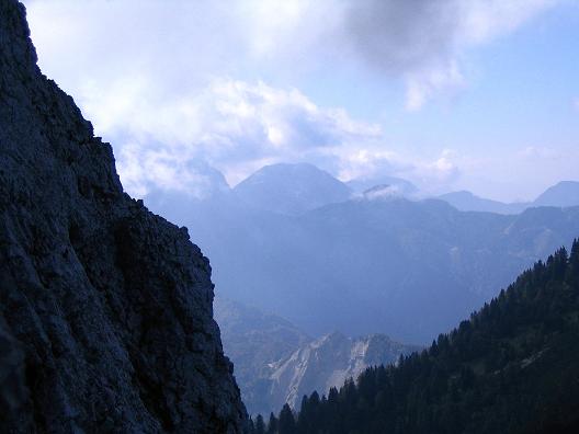 Foto: Andreas Koller / Klettersteigtour / Hochturm - Nordflankensteig (2088 m) / Blick aus der NW-Flanke zu den Julischen Alpen in Slowenien / 18.09.2007 01:07:55