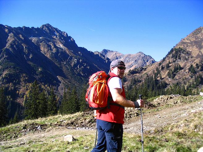 Foto: Andreas Koller / Wandertour / Aus dem Schöttlgraben auf den Hohenwart (2363m) / Bei der Pemlerhütte mit Blick auf die Hochweberspitze (2375 m) / 17.10.2007 02:28:49