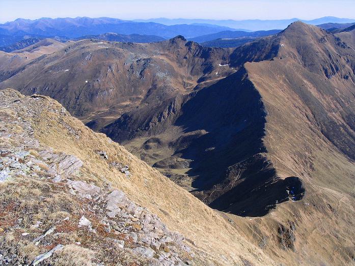Foto: Andreas Koller / Wandertour / Aus dem Schöttlgraben auf den Hohenwart (2363m) / Tiefblick in das Pölseck Joch / 17.10.2007 02:24:51