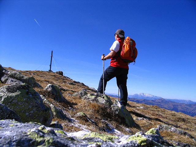 Foto: Andreas Koller / Wandertour / Aus dem Schöttlgraben auf den Hohenwart (2363m) / Das Gipfelkreuz ist schon in Sicht / 17.10.2007 02:24:20