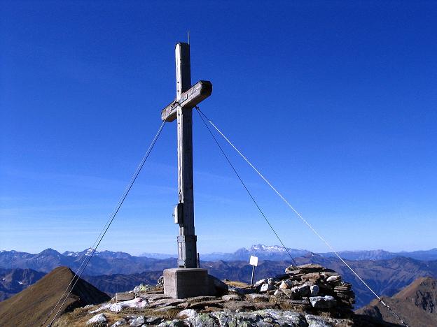 Foto: Andreas Koller / Wandertour / Aus dem Schöttlgraben auf den Hohenwart (2363m) / Das Gipfelkreuz am Hohenwart mit Dachstein und Schladminger Tauern / 17.10.2007 02:23:53