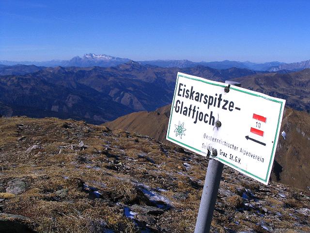 Foto: Andreas Koller / Wandertour / Aus dem Schöttlgraben auf den Hohenwart (2363m) / Wegweiser am Gipfel des Hohenwart, im Hintergrund der Dachstein / 17.10.2007 02:23:04