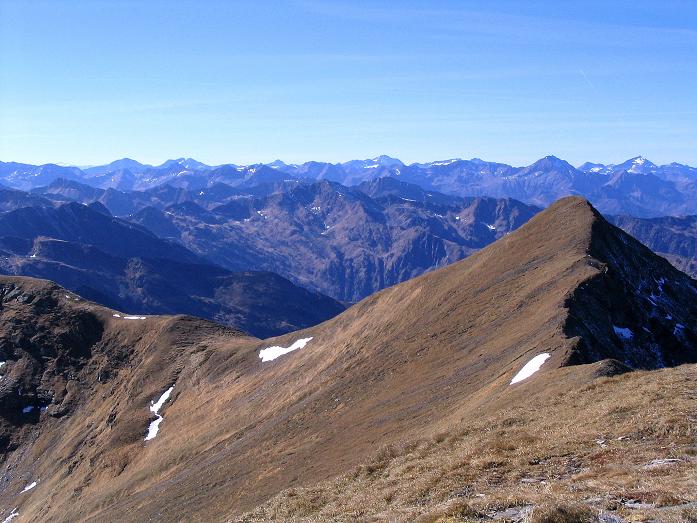 Foto: Andreas Koller / Wandertour / Aus dem Schöttlgraben auf den Hohenwart (2363m) / Im Vordergrund die Eiskarspitze, im Hintergrund die Schladminger Tauern / 17.10.2007 02:22:38