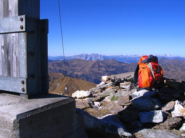 Foto: Andreas Koller / Wandertour / Aus dem Schöttlgraben auf den Hohenwart (2363m) / Rast am Hohenwart mit Blick auf den Grimming (2351 m) und das Tote Gebirge / 17.10.2007 02:21:44