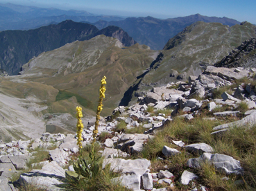 Foto: Datzberger Hans / Wandertour / Astraka und Gamila im Timfi-Gebirge / Blick vom Astrakagipfel zu den Xeroloutsa-Seen und zum Drachensee / 08.11.2007 17:31:47