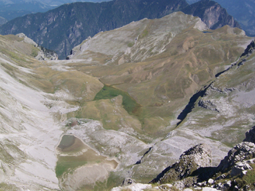 Foto: Datzberger Hans / Wandertour / Astraka und Gamila im Timfi-Gebirge / Blick zur Aoos-Schlucht (Einstieg) über Xeroloutsa-Seen und Drachensee (links oben)
/ 08.11.2007 17:36:02