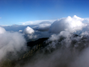 Foto: Datzi / Wandertour / Astraka und Gamila im Timfi-Gebirge / Hier lösten sich die Wolken nach dem Nacht Gewitter auf, das ich von der Ferne zusehen konnte / 13.01.2014 07:23:51